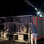Bariyerlere carparak devrilen kamyonetin surucusu yaralandi kUIMILx4